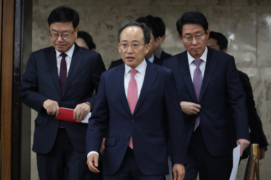 추경호 국민의힘 원내대표를 비롯한 원내지도부가 26일 국회에서 열린 원내대책회의에 참석하고 있다. [연합뉴스 제공]